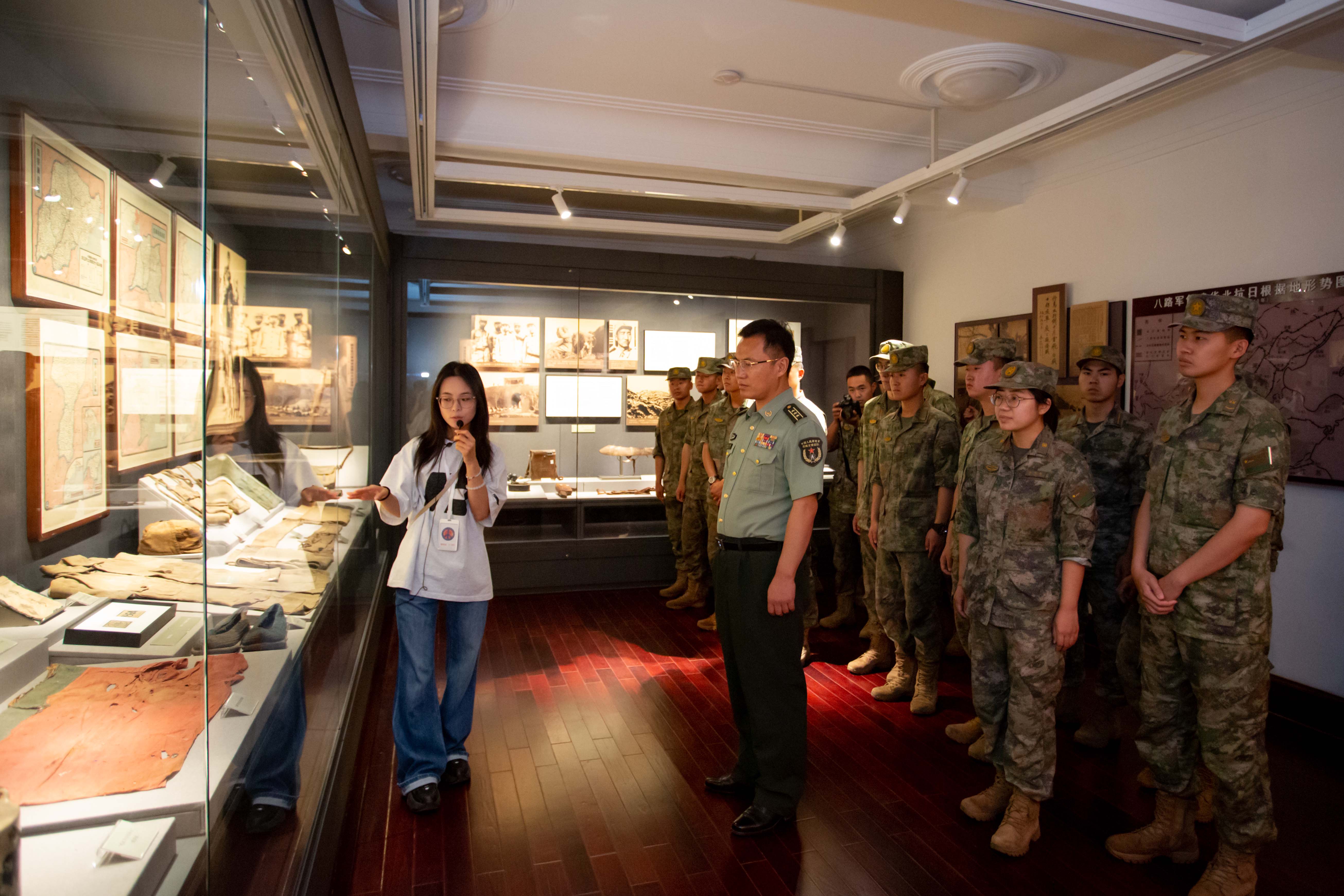 解放军驻并部队某部，来到山西烽火抗战博物馆参观学习